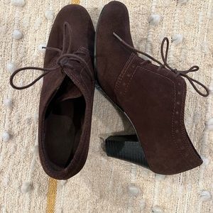 Like New Women’s 9.5 Brown Suede Clarks Leather Heels Lace Up Shoes pumps